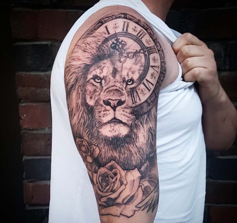 l-wen-tattoo-kleines-l-wengesicht-und-mit-kronen